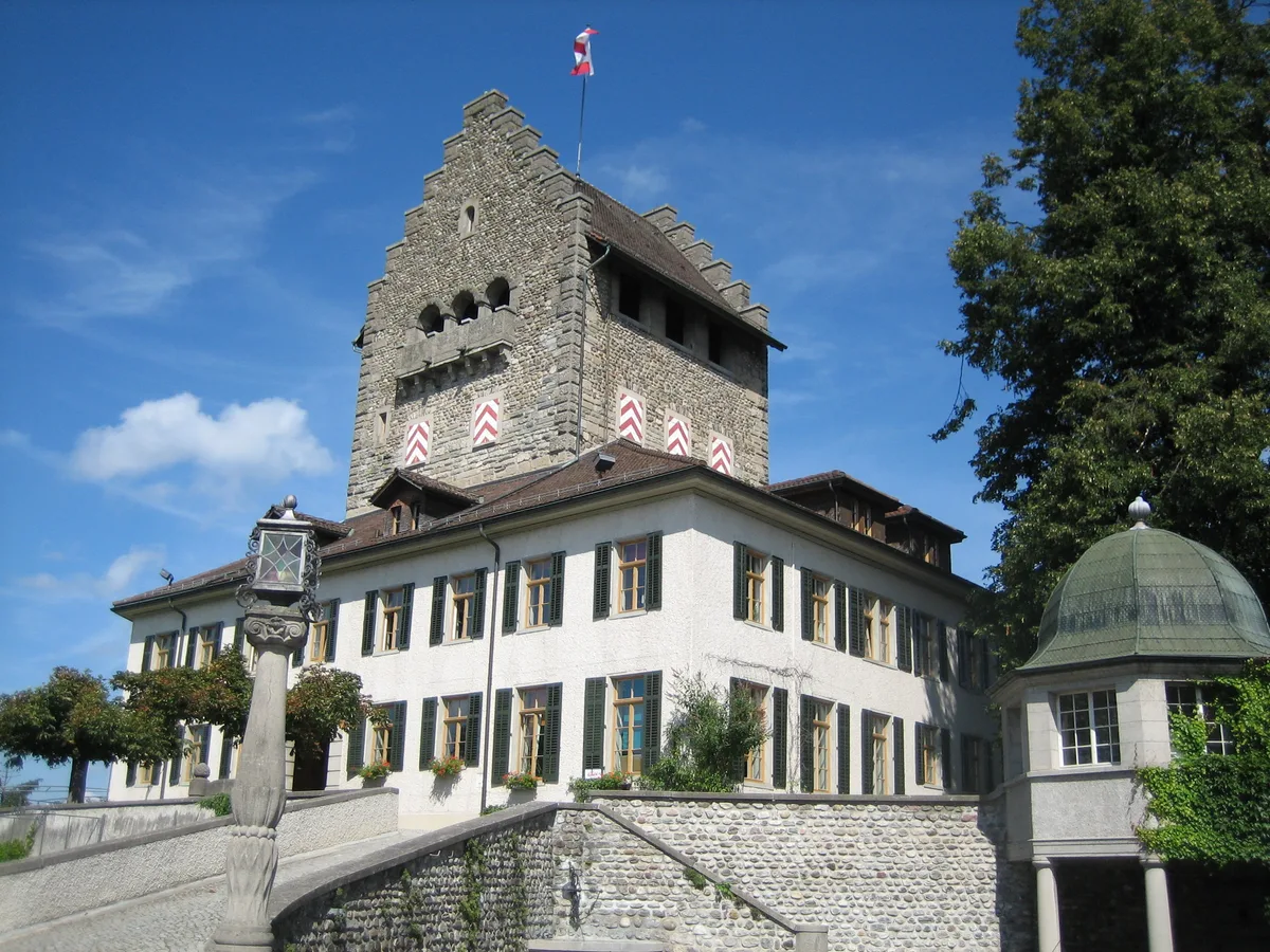 Am Sonntag kann man das Schloss Uster besichtigen. Man sieht eine Burganlage.
